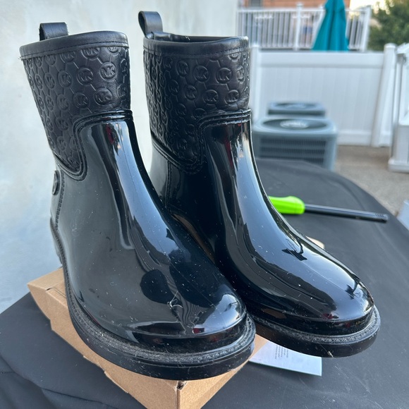 Michael Kors Women Blakely Logo Embossed Ankle Rain Boot Black - Picture 2 of 3